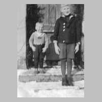 079-0049 Manfred und Armin Lewerenz am 17.03.1940 vor der Haustuer.JPG